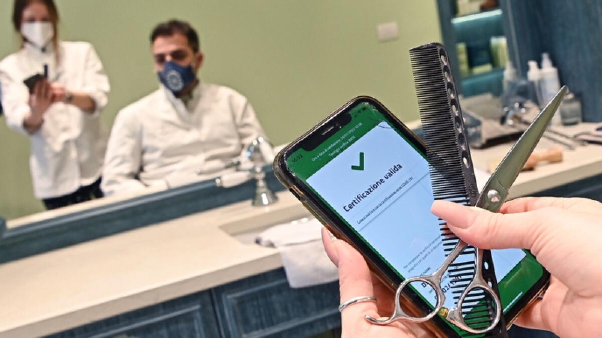 ADRANO, CONTROLLI SUL GREEN PASS: SANZIONATI DUE PARRUCCHIERI - 