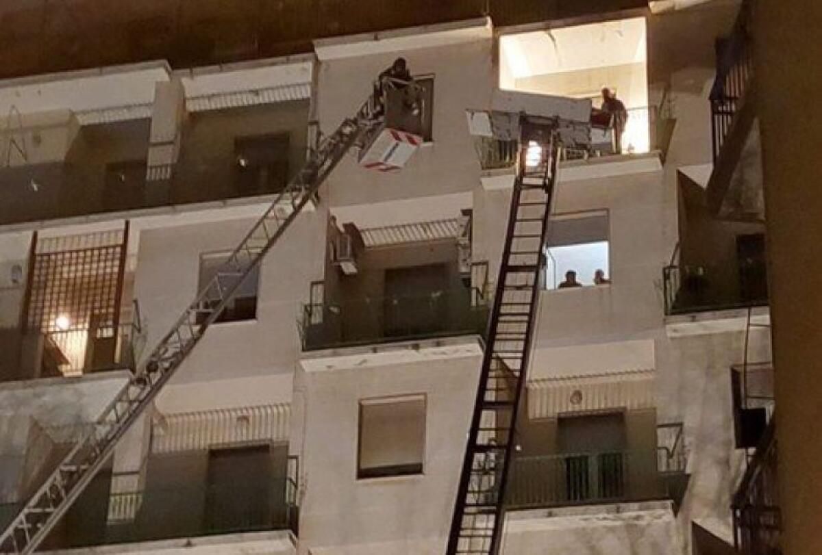 FOGGIA: SI ROMPE MONTACARICHI, BARA SOSPESA IN ARIA PER ORE. INTERVENGONO I  VIGILI DEL FUOCO - 