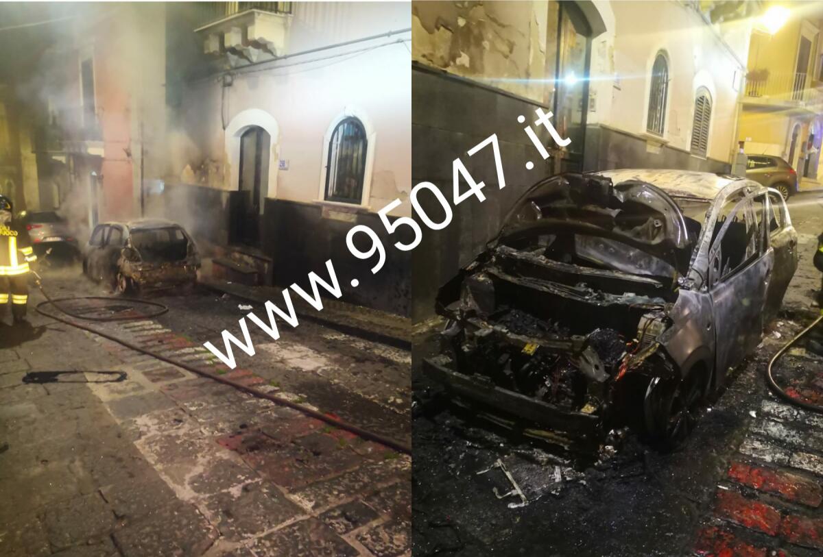 MOTTA SANT'ANASTASIA,  NELLA NOTTE  A FUOCO DUE AUTO PARCHEGGIATE A 50 METRI DI DISTANZA UNA DALL’ALTRA - 