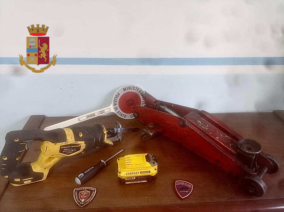 CATANIA: TENTA DI RUBARE IL CATALIZZATORE DI UN’AUTO IN PIENO GIORNO - ARRESTATO DALLA POLIZIA - 