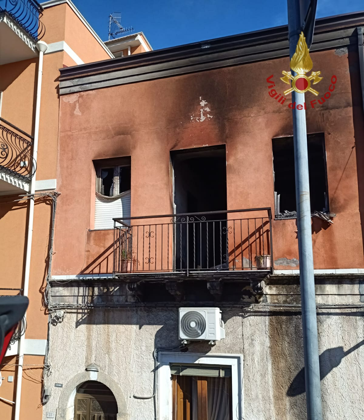CALATABIANO: I VIGILI DEL FUOCO INTERVENGONO PER L'INCENDIO IN UN'ABITAZIONE, PROPRIETARIO SALVATO DAI VICINI
