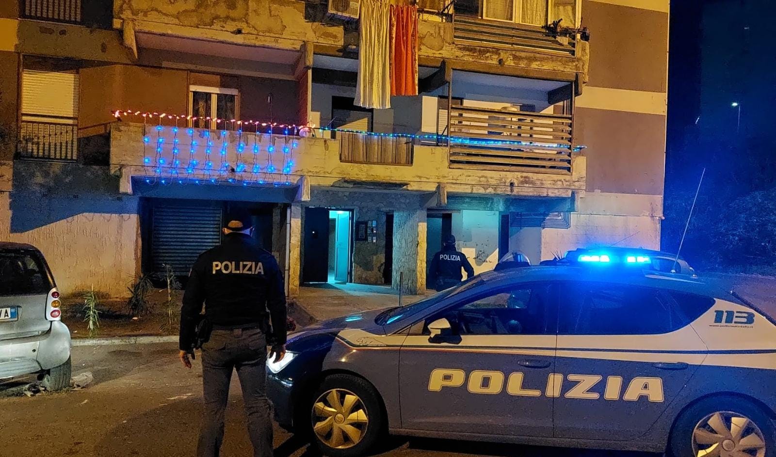 CONTROLLI ANTIDROGA DELLA POLIZIA IN VIALE GRIMALDI, FERITI DUE AGENTI   INTERVENUTI I  RESIDENTI DELLO STABILE PER NON FAR PRENDERE AI POLIZIOTTI LA DROGA E I SOLDI CHE DETENEVA IL MALFATTORE.