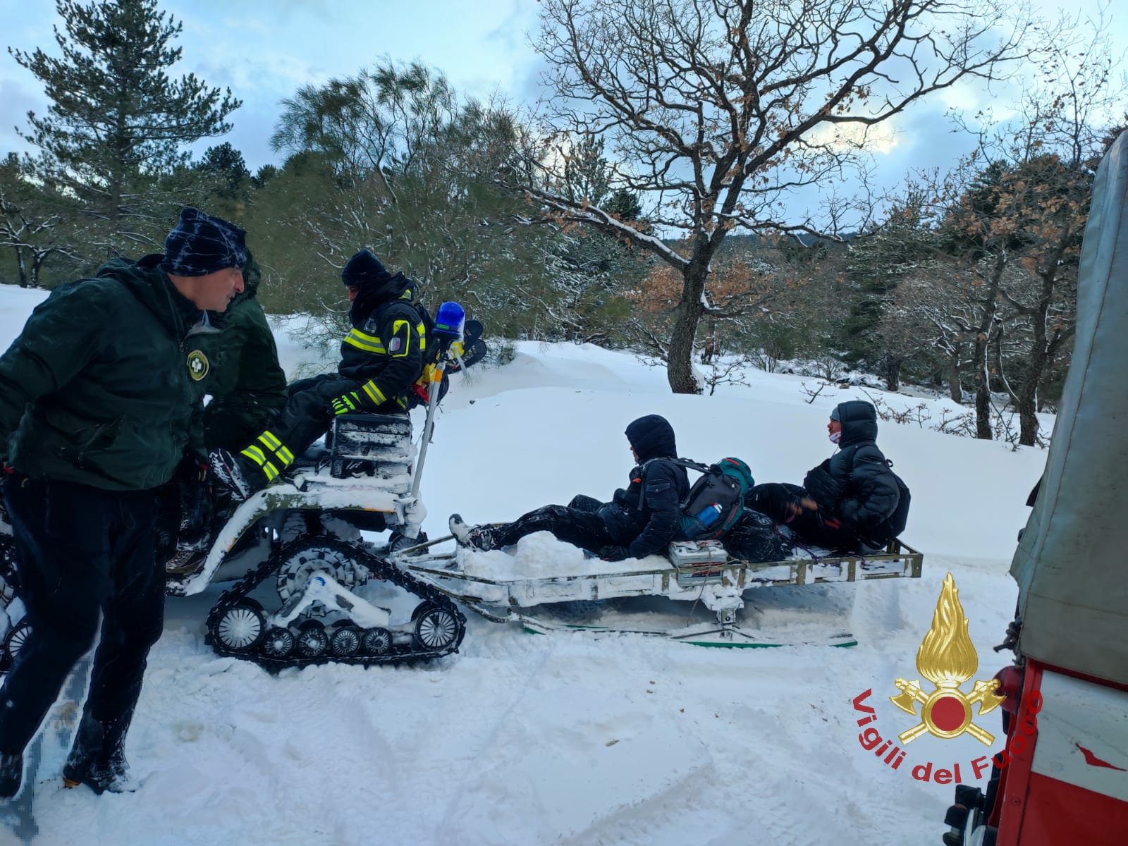 DUE GIOVANI SORPRESI DA UNA BUFERA DI NEVE SULL'ETNA. SALVATI DAI VIGILI DEL FUOCO