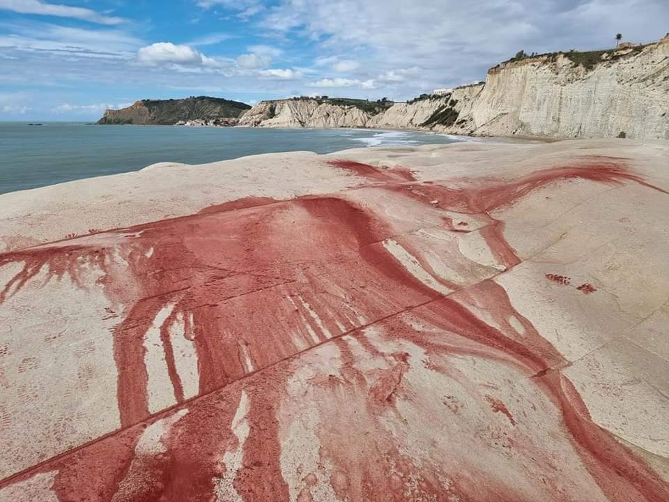 SCALA DEI TURCHI DANNEGGIATA DAI VANDALI, IMBRATTATA CON VERNICE ROSSA E POLVERE DA INTONACO