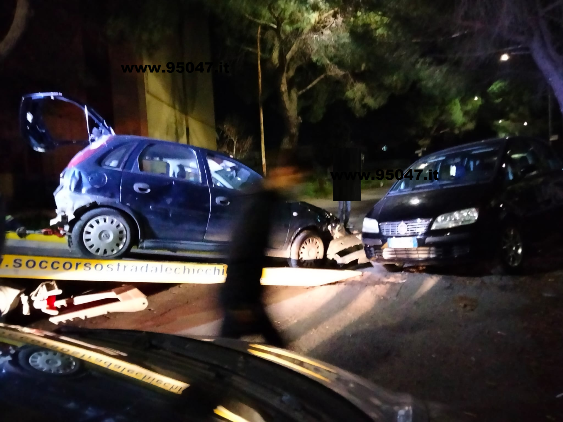 PATERNO': SI SCHIANTA  CONTRO AUTO PARCHEGGIATA,AUTOMOBILISTA ABBANDONA IL MEZZO E SCAPPA