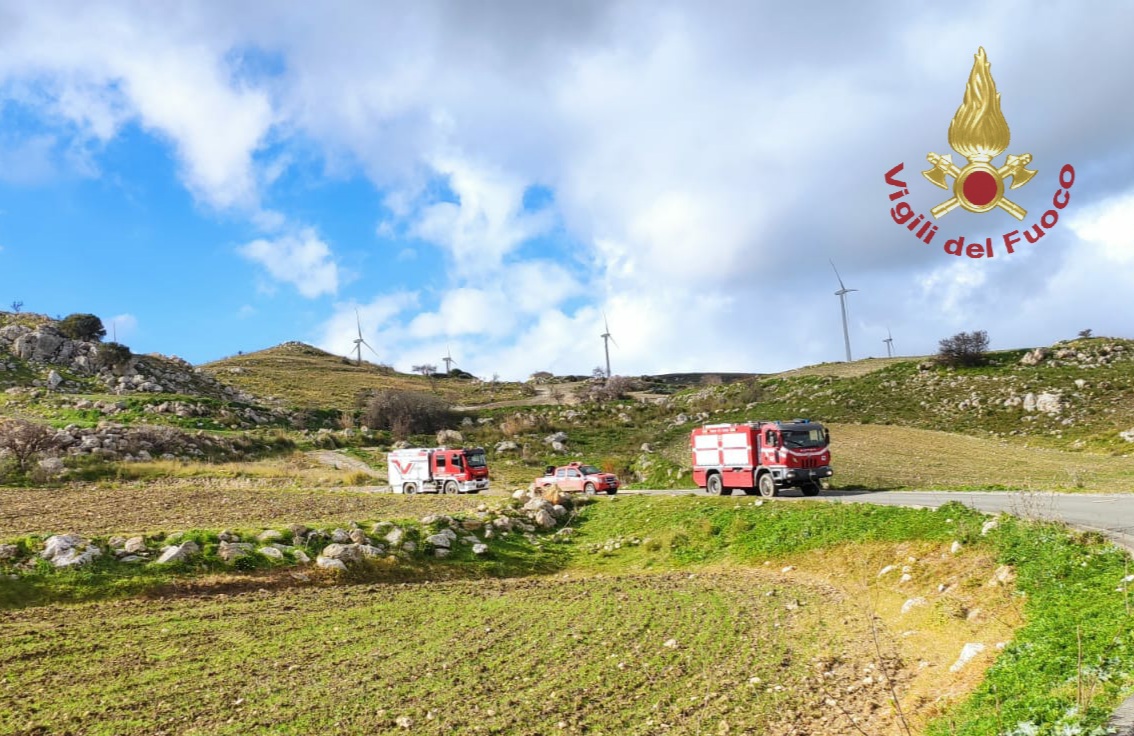 PALAGONIA: CIRNECO INCASTRATO TRA ROCCE, SALVATO DA VIGILI DEL FUOCO
