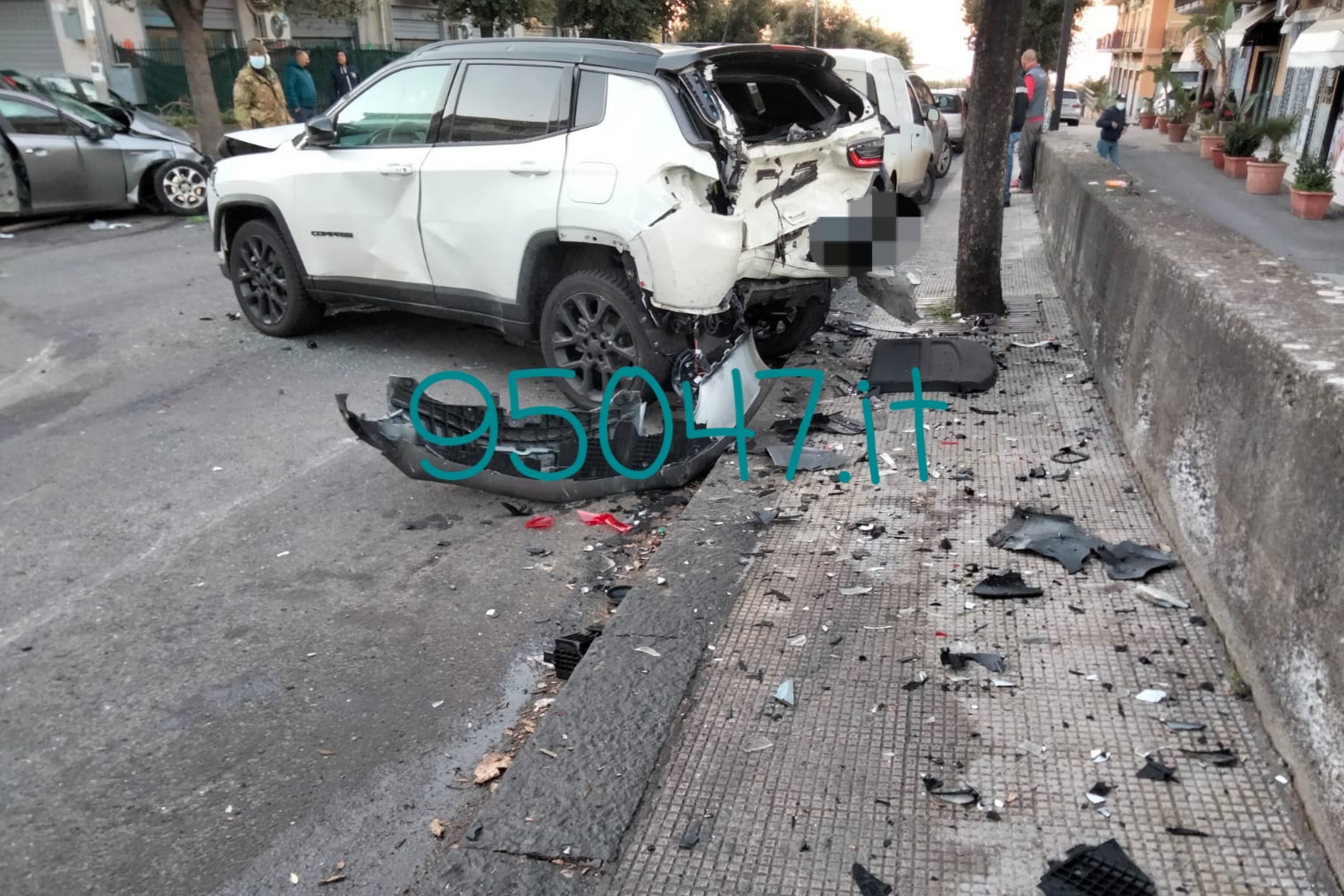 MOTTA SANT'ANASTASIA: PERDE IL CONTROLLO DELL’AUTO E SI SCHIANTA CONTRO UN ALBERO E DELLE AUTO PARCHEGGIATE