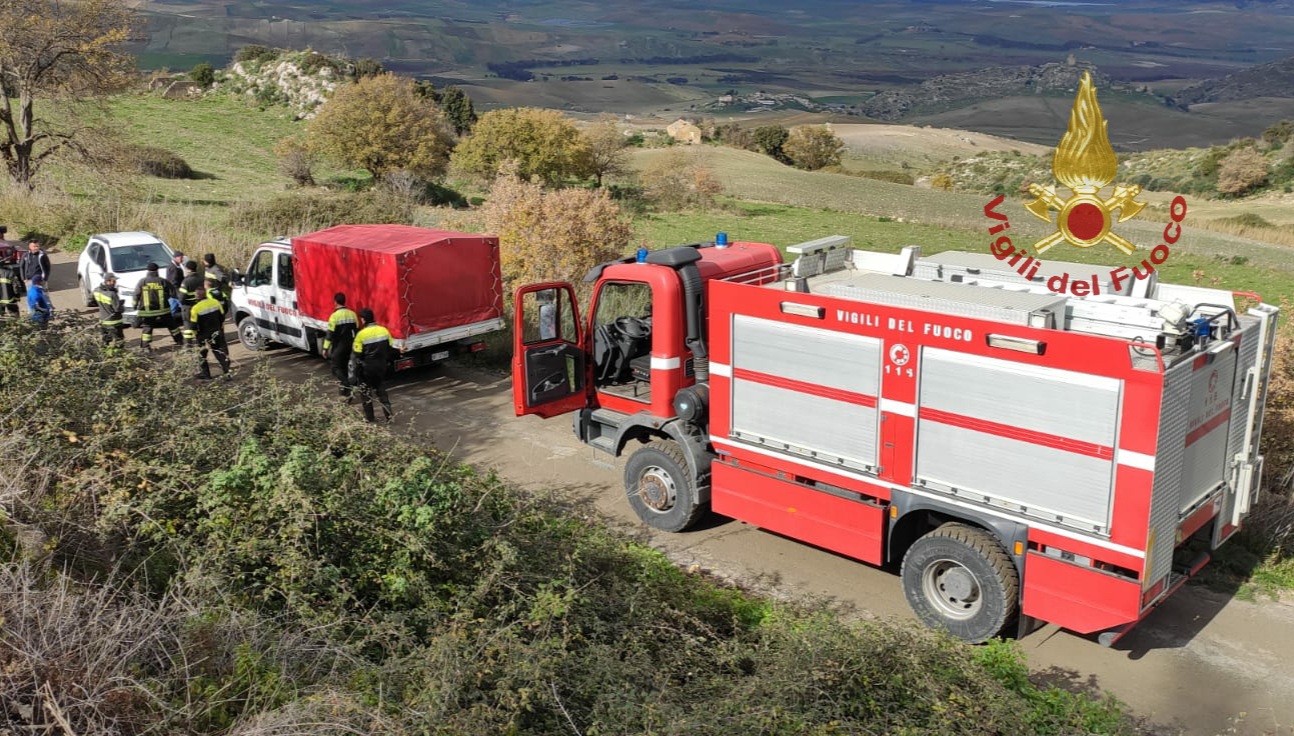 PALAGONIA: CIRNECO INCASTRATO TRA ROCCE, SALVATO DA VIGILI DEL FUOCO