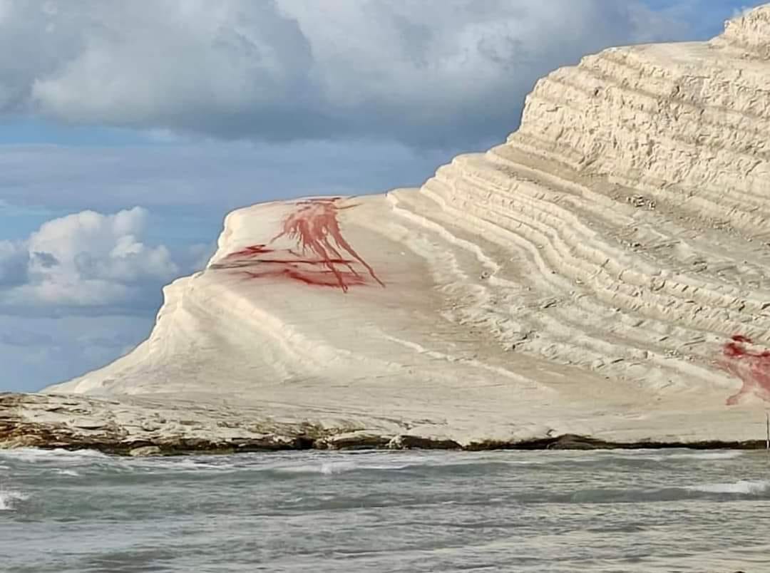 SCALA DEI TURCHI DANNEGGIATA DAI VANDALI, IMBRATTATA CON VERNICE ROSSA E POLVERE DA INTONACO