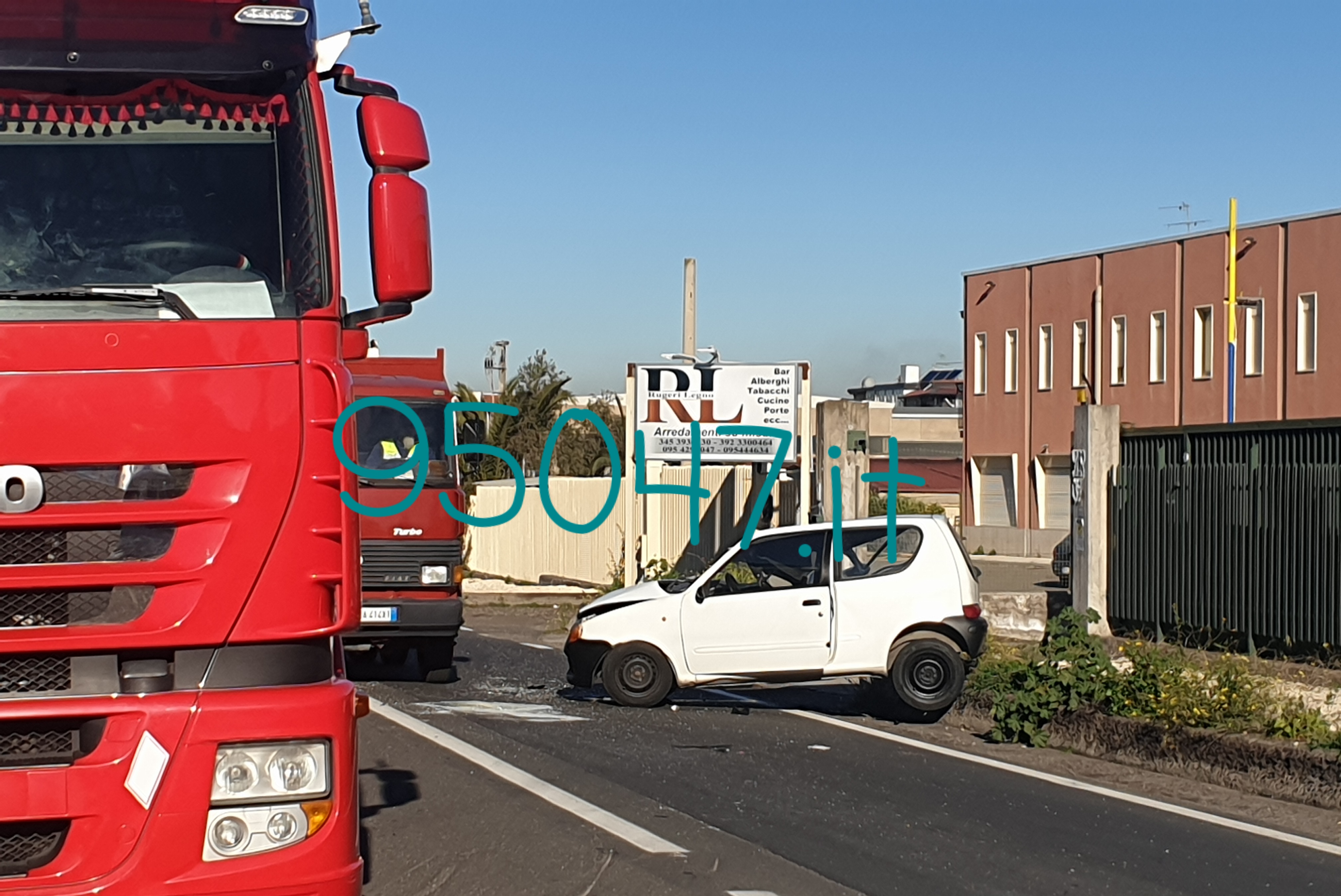BELPASSO: SI SCHIANTA CONTRO UN CAMION, PATERNESE ESCE MIRACOLOSAMENTE ILLESO