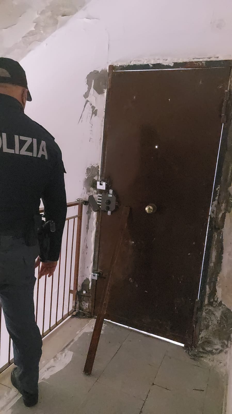 CONTROLLI ANTIDROGA DELLA POLIZIA IN VIALE GRIMALDI, FERITI DUE AGENTI   INTERVENUTI I  RESIDENTI DELLO STABILE PER NON FAR PRENDERE AI POLIZIOTTI LA DROGA E I SOLDI CHE DETENEVA IL MALFATTORE.
