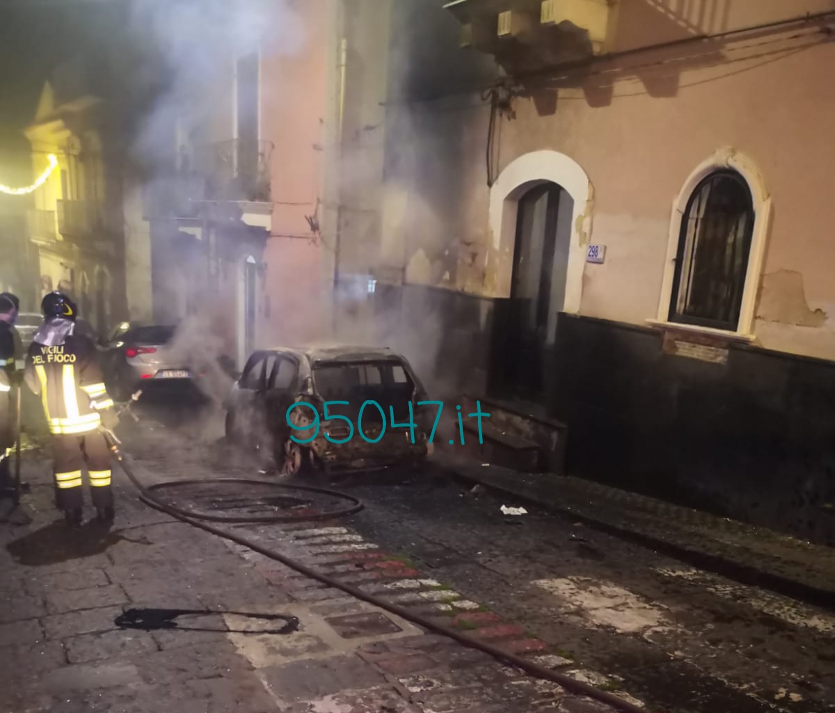 MOTTA SANT'ANASTASIA,  NELLA NOTTE  A FUOCO DUE AUTO PARCHEGGIATE A 50 METRI DI DISTANZA UNA DALL’ALTRA