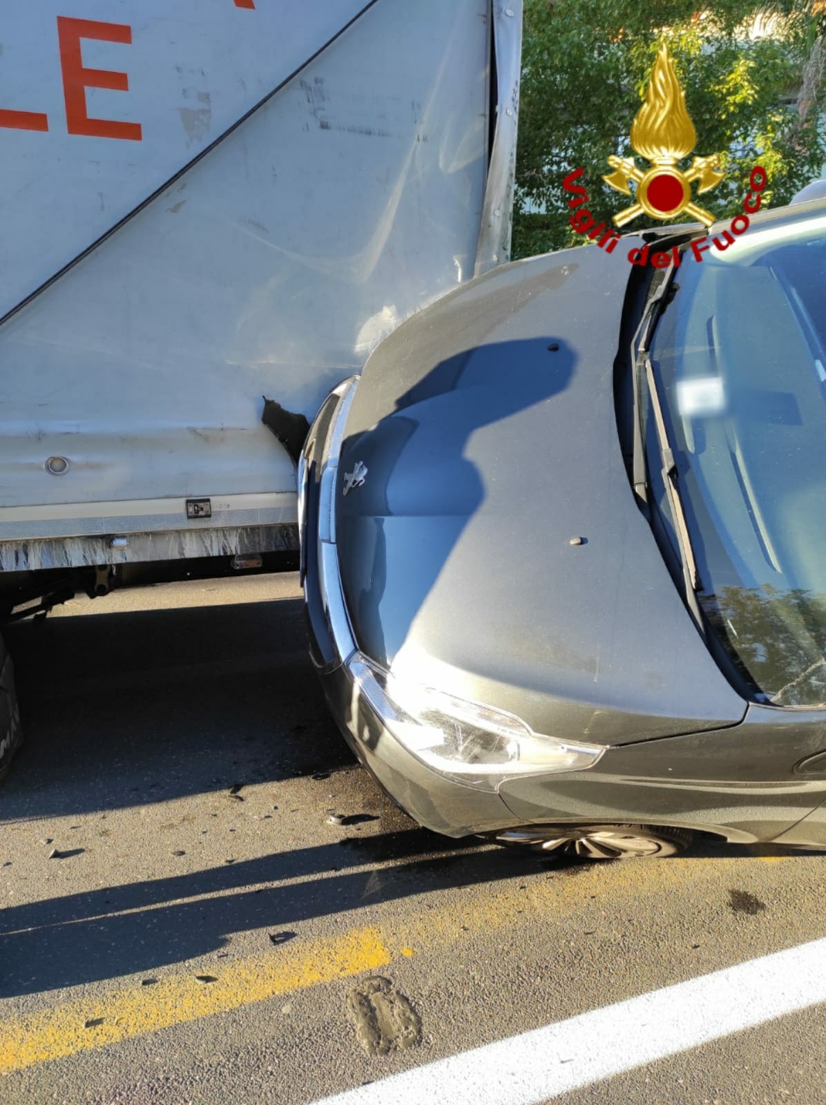 INCIDENTE ALL'INTERNO DEL  POLICLINICO DI CATANIA,  ABBAGLIATO DAL SOLE SI SCHIANTA SUL FURGONE