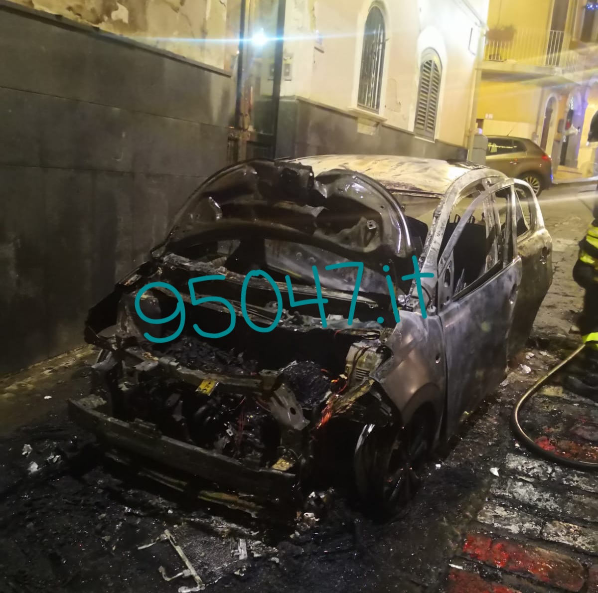 MOTTA SANT'ANASTASIA,  NELLA NOTTE  A FUOCO DUE AUTO PARCHEGGIATE A 50 METRI DI DISTANZA UNA DALL’ALTRA