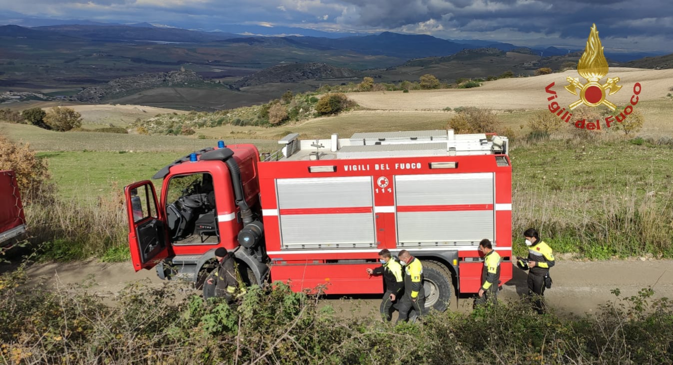 PALAGONIA: CIRNECO INCASTRATO TRA ROCCE, SALVATO DA VIGILI DEL FUOCO