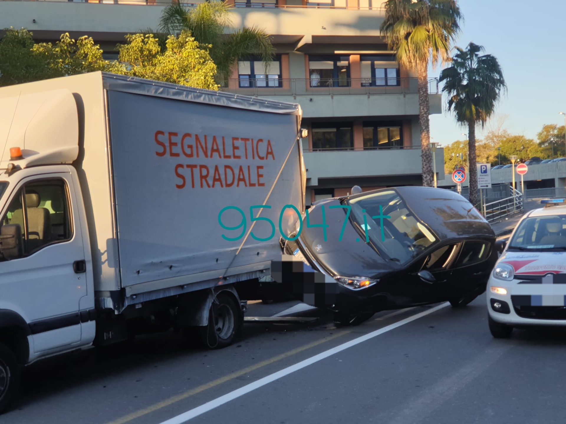 INCIDENTE ALL'INTERNO DEL  POLICLINICO DI CATANIA,  ABBAGLIATO DAL SOLE SI SCHIANTA SUL FURGONE