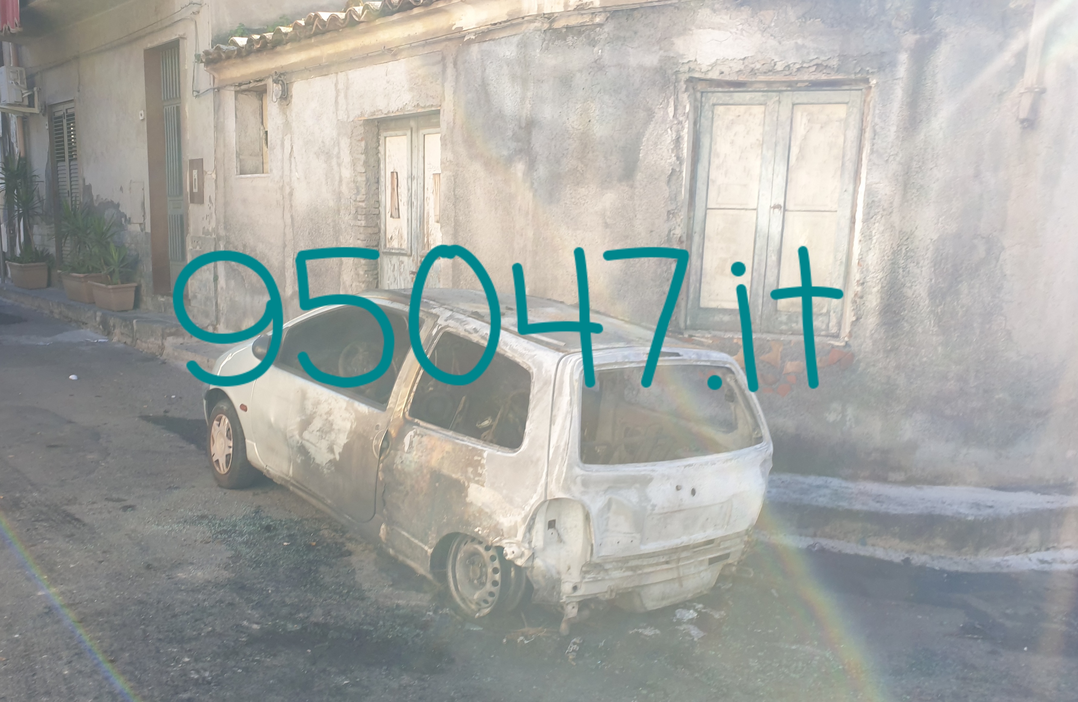 PATERNO': AUTO A FUOCO NELLA NOTTE, FORSE UN PETARDO ALL’ORIGINE DEL ...