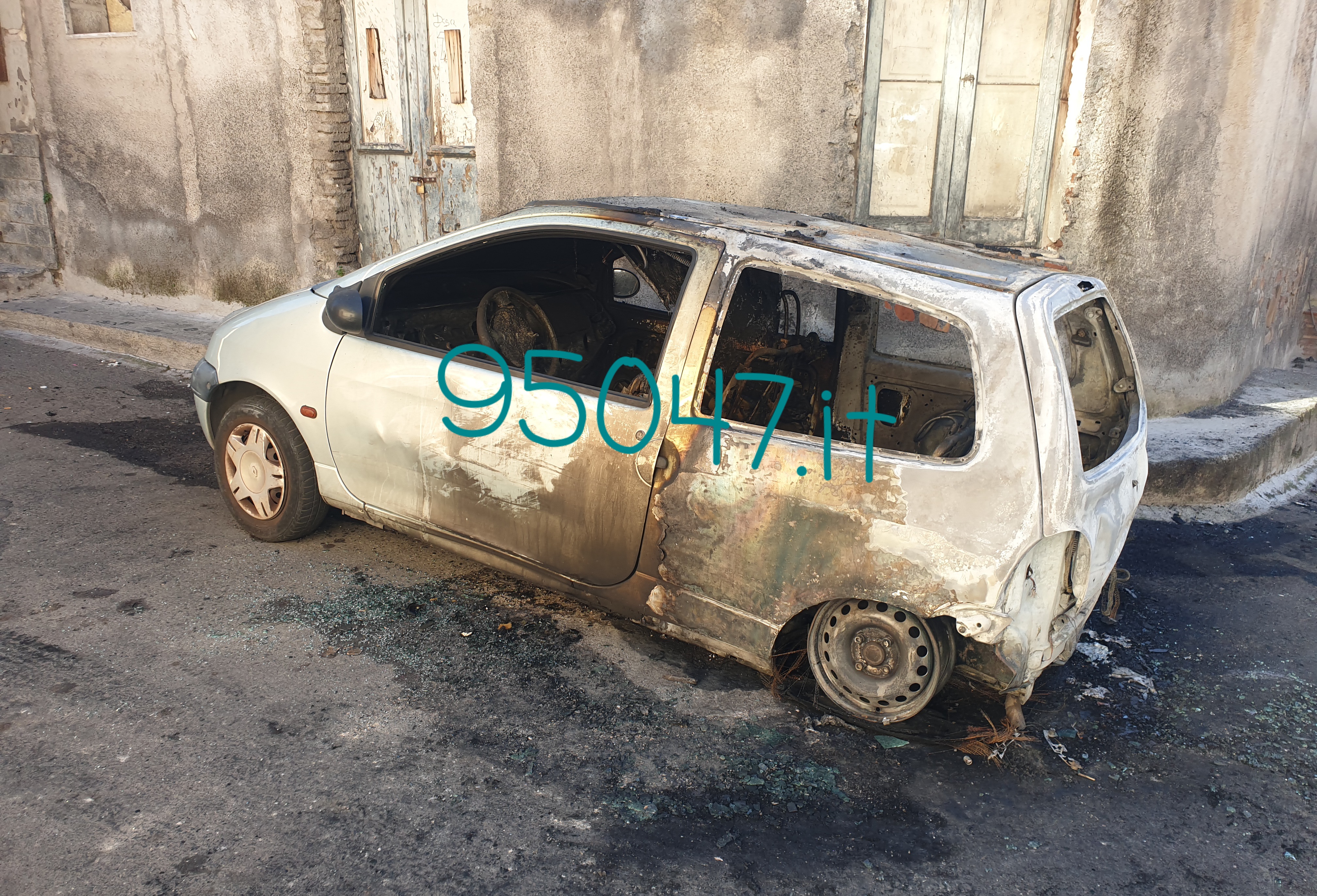 PATERNO': AUTO A FUOCO IN VIA GAUDIO, FORSE UN PETARDO ALL’ORIGINE DEL DOLO