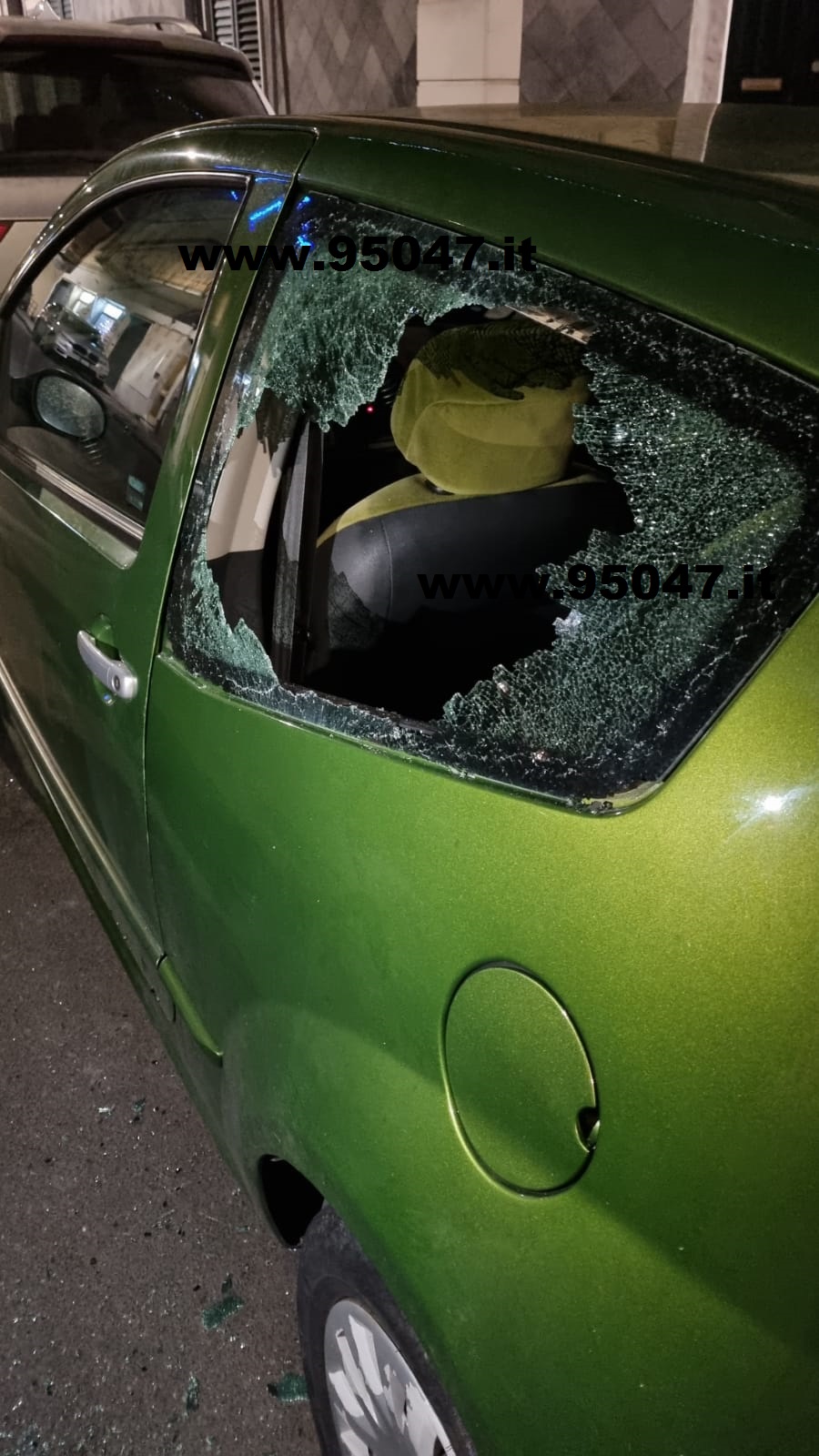 PATERNO': TROVA L'AUTO  COL VETRO SPACCATO IN PIENO CENTRO