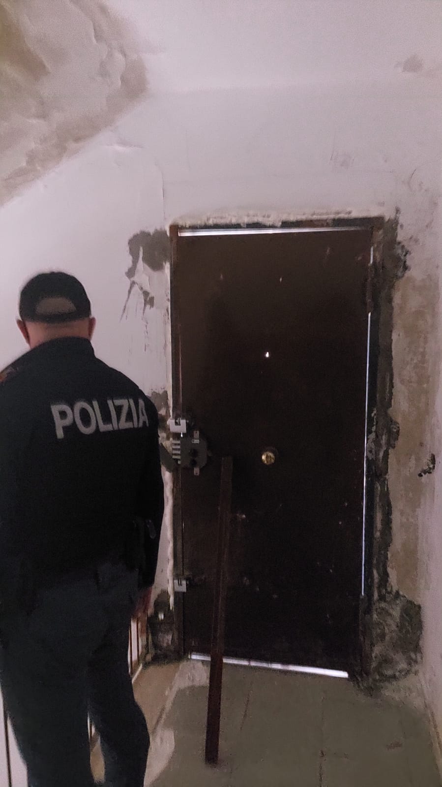 CONTROLLI ANTIDROGA DELLA POLIZIA IN VIALE GRIMALDI, FERITI DUE AGENTI   INTERVENUTI I  RESIDENTI DELLO STABILE PER NON FAR PRENDERE AI POLIZIOTTI LA DROGA E I SOLDI CHE DETENEVA IL MALFATTORE.