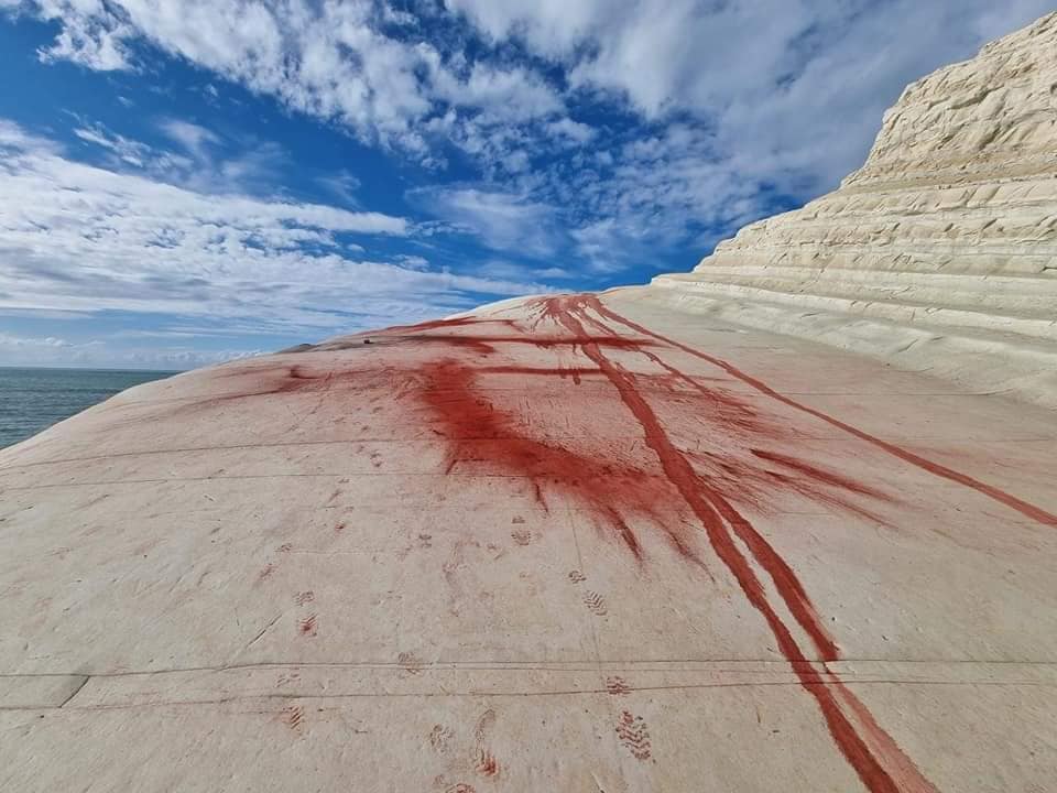 SCALA DEI TURCHI DANNEGGIATA DAI VANDALI, IMBRATTATA CON VERNICE ROSSA E POLVERE DA INTONACO