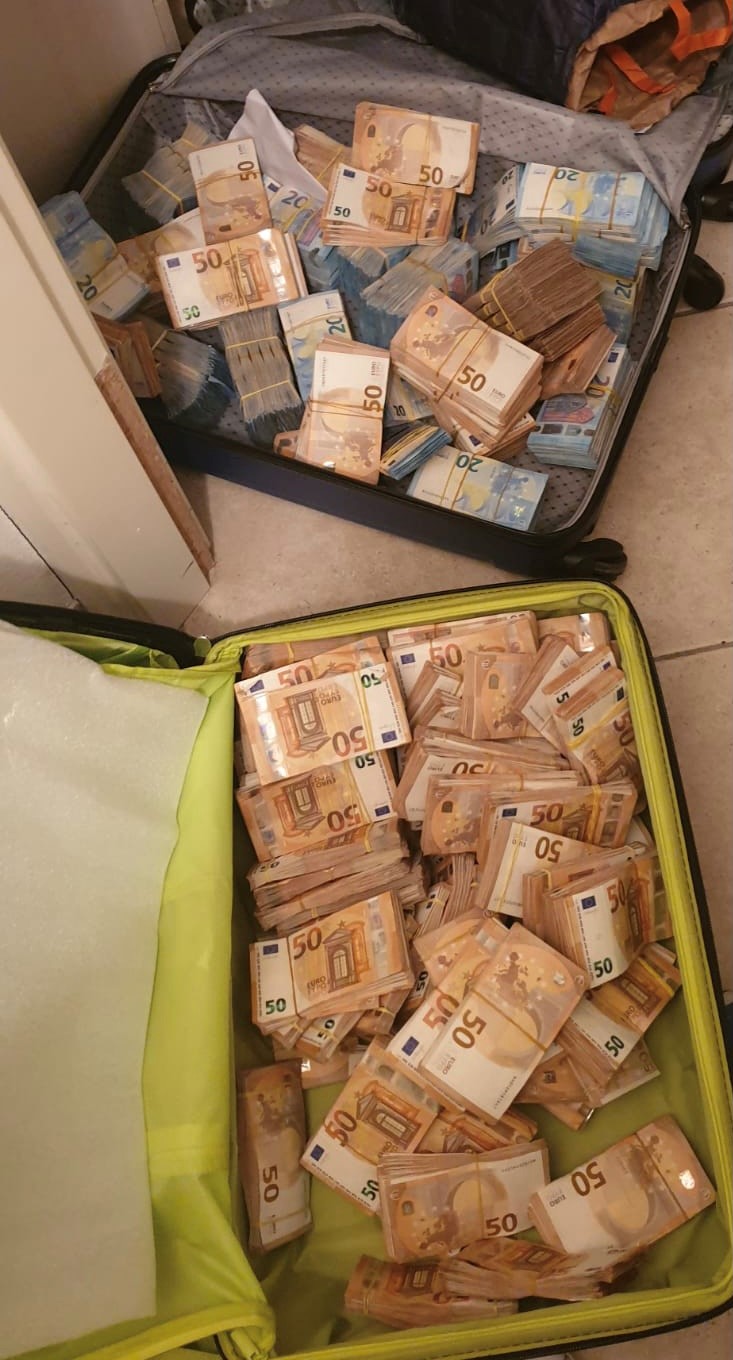 MAXITRUFFA SUI SOSTEGNI COVID, GLI INDAGATI AL TELEFONO:"IL CORONAVIRUS PORTA BENE, NON SO PIÙ DOVE APRIRE I CONTI