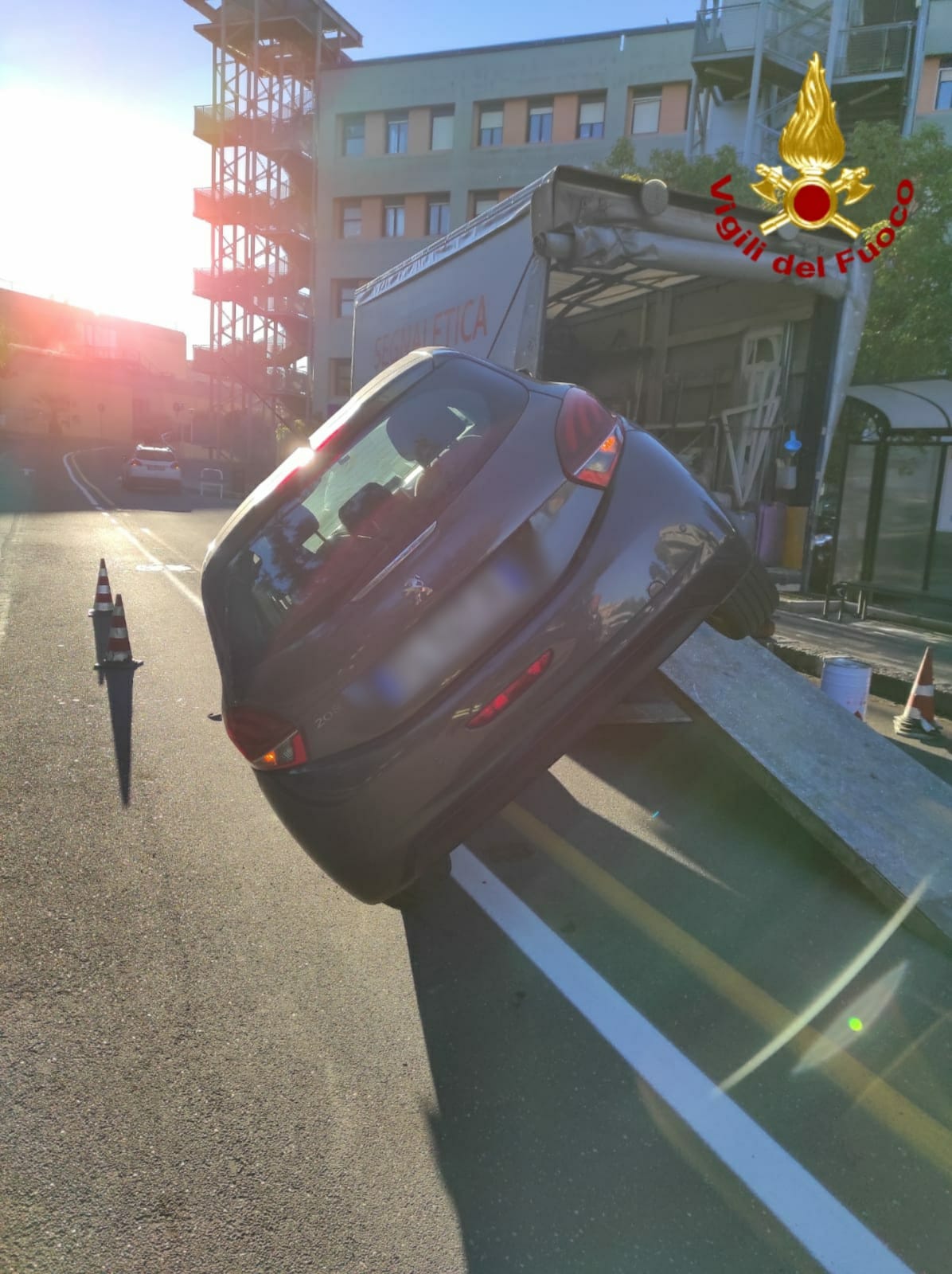 INCIDENTE ALL'INTERNO DEL  POLICLINICO DI CATANIA,  ABBAGLIATO DAL SOLE SI SCHIANTA SUL FURGONE