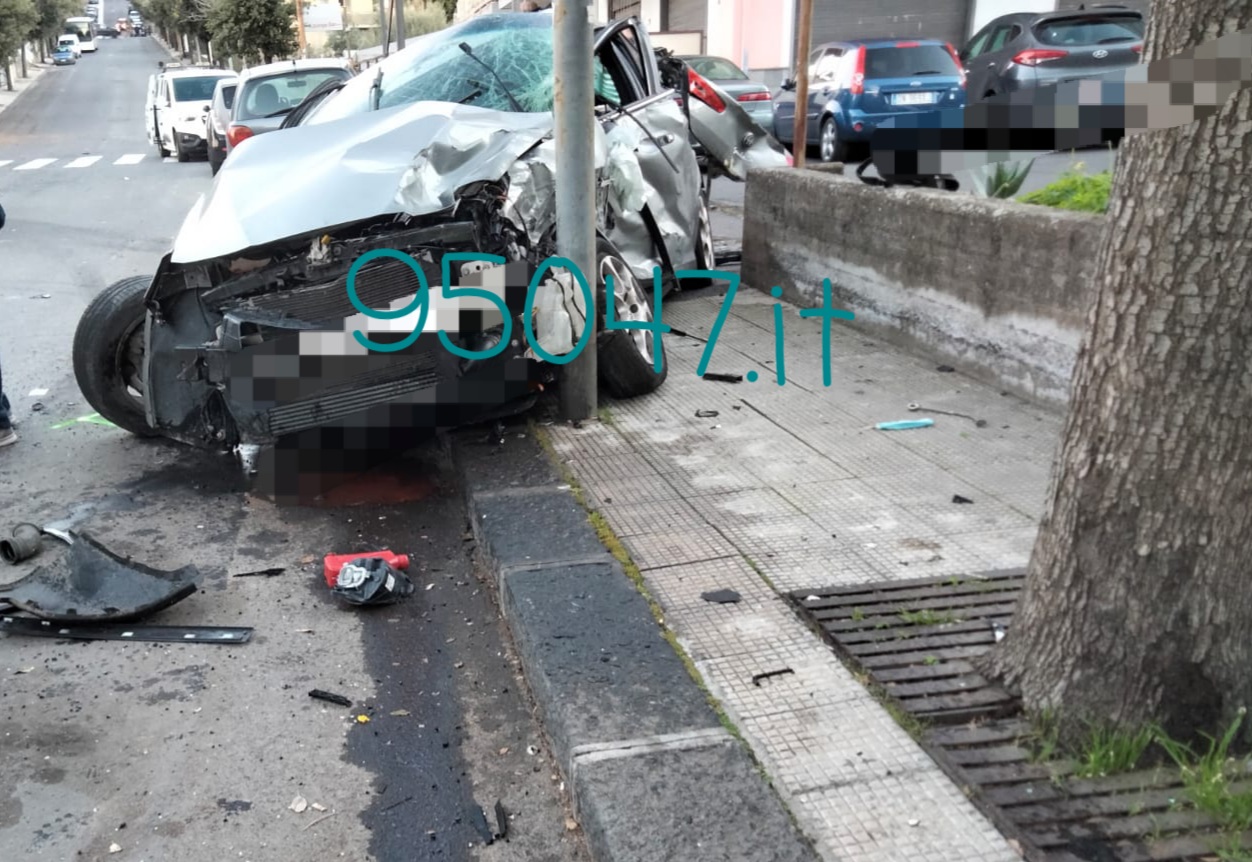 MOTTA SANT'ANASTASIA: PERDE IL CONTROLLO DELL’AUTO E SI SCHIANTA CONTRO UN ALBERO E DELLE AUTO PARCHEGGIATE