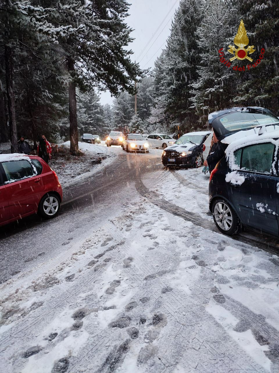 FORTE NEVICATA A PIANO PROVENZANA: AUTOMOBILISTI BLOCCATI SALVATI DAI VIGILI DEL FUOCO