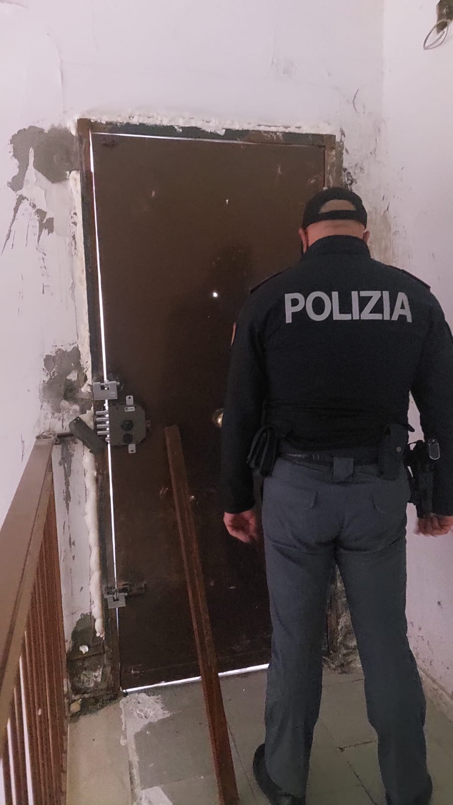 CONTROLLI ANTIDROGA DELLA POLIZIA IN VIALE GRIMALDI, FERITI DUE AGENTI   INTERVENUTI I  RESIDENTI DELLO STABILE PER NON FAR PRENDERE AI POLIZIOTTI LA DROGA E I SOLDI CHE DETENEVA IL MALFATTORE.