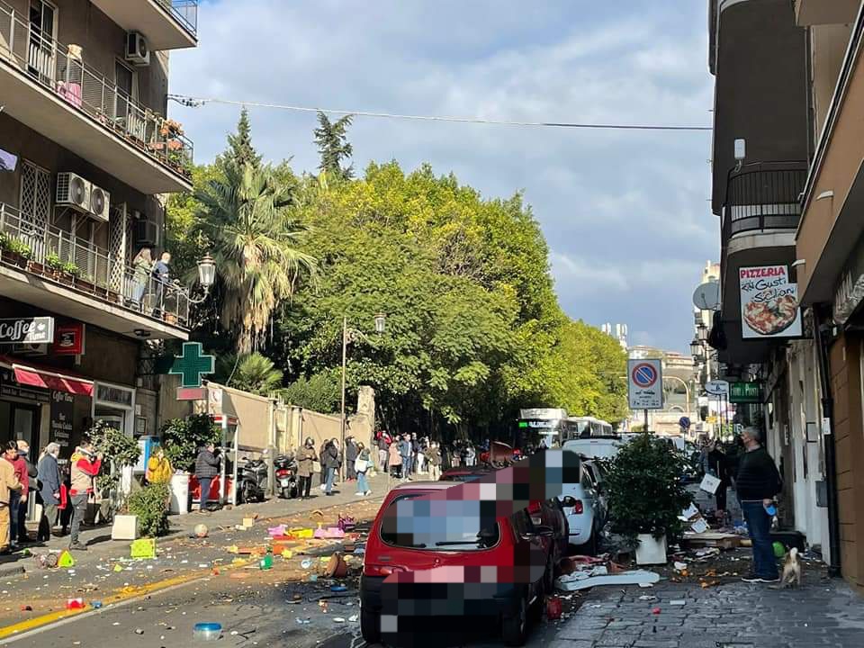 FOLLIA A CATANIA: DONNA NUDA LANCIA VASI E OGGETTI DAL ERZO PIANO SU VIA ETNEA