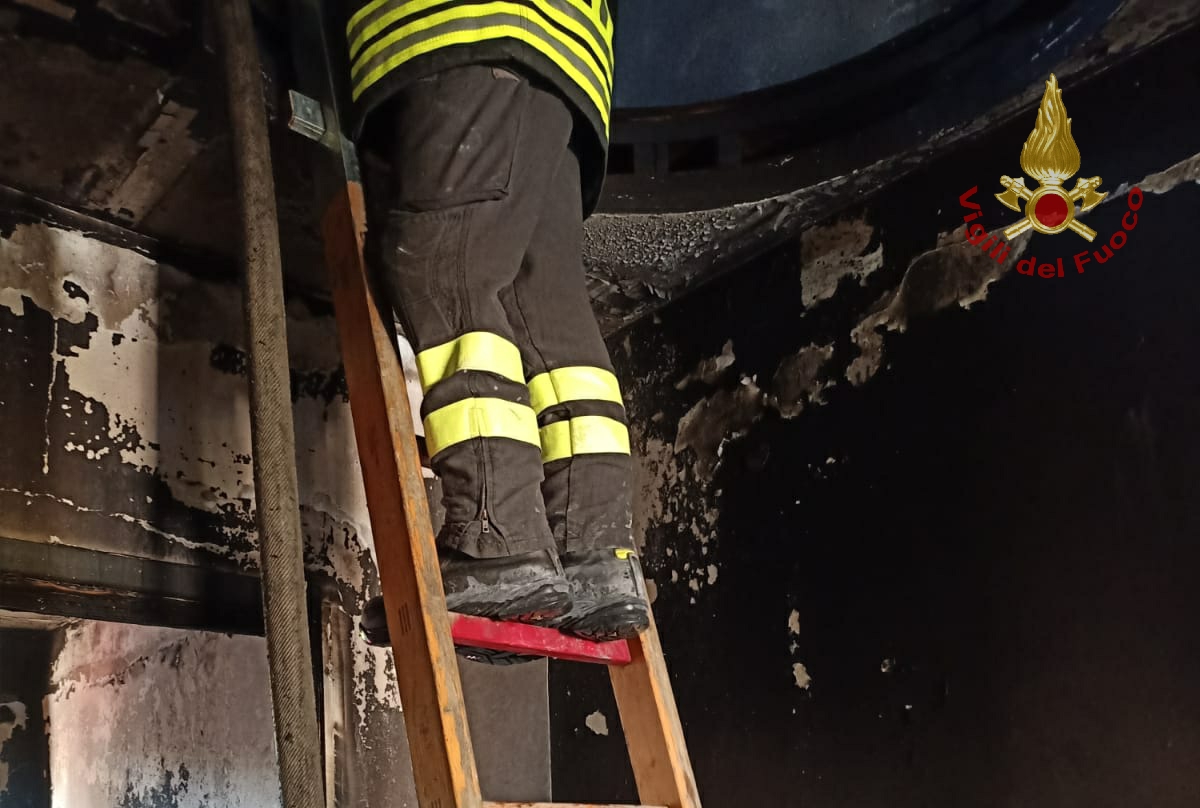 CALATABIANO: I VIGILI DEL FUOCO INTERVENGONO PER L'INCENDIO IN UN'ABITAZIONE, PROPRIETARIO SALVATO DAI VICINI