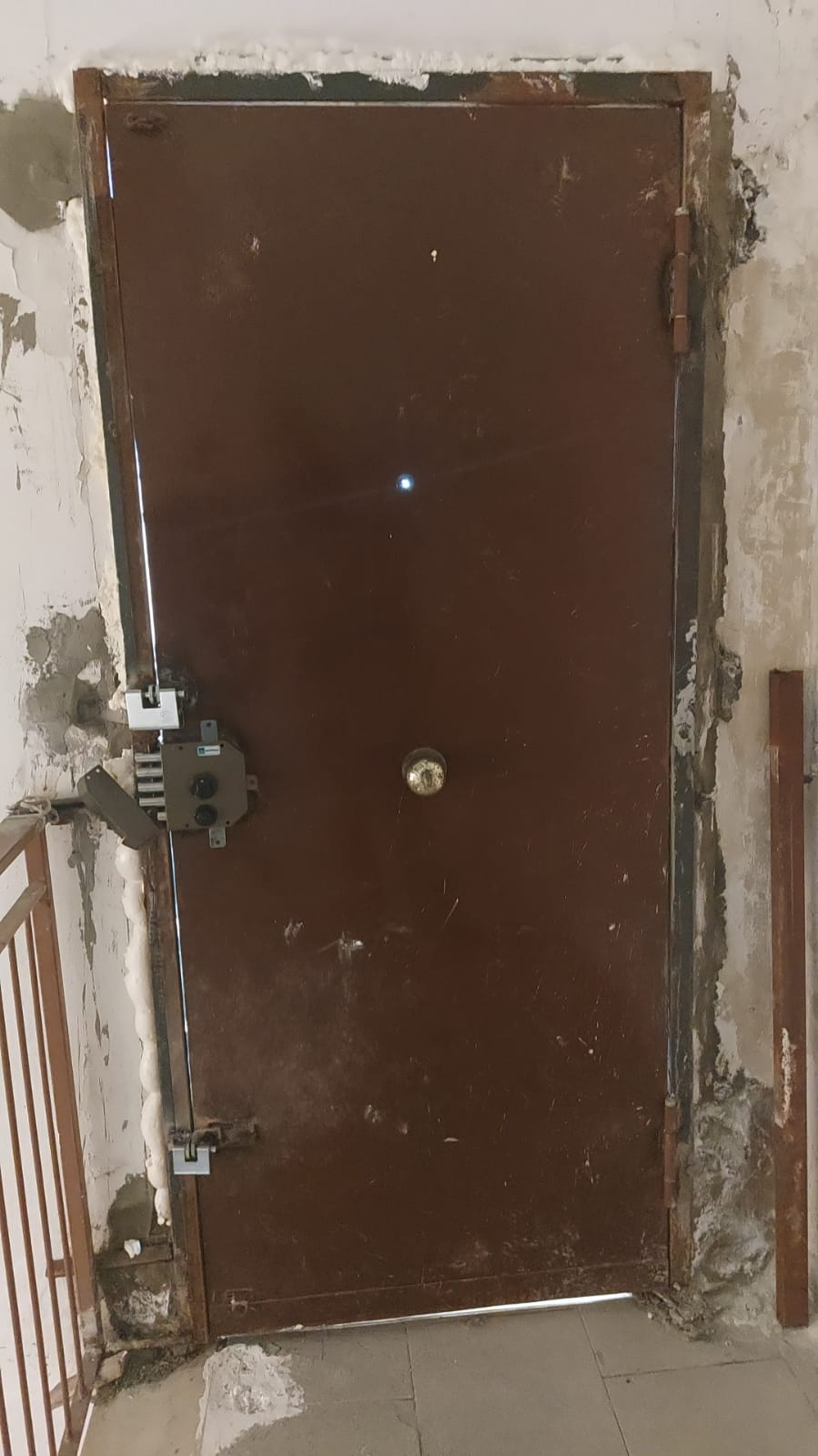 CONTROLLI ANTIDROGA DELLA POLIZIA IN VIALE GRIMALDI, FERITI DUE AGENTI   INTERVENUTI I  RESIDENTI DELLO STABILE PER NON FAR PRENDERE AI POLIZIOTTI LA DROGA E I SOLDI CHE DETENEVA IL MALFATTORE.