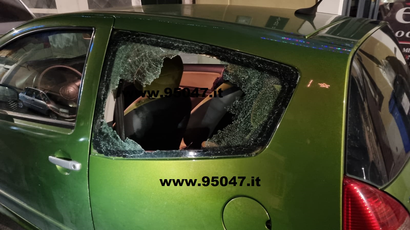 PATERNO': TROVA L'AUTO  COL VETRO SPACCATO IN PIENO CENTRO