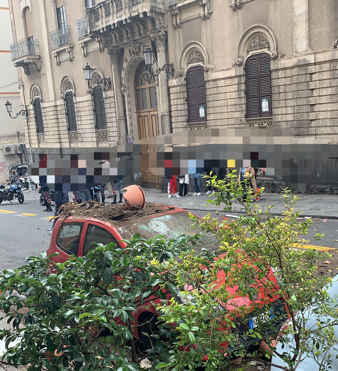 FOLLIA A CATANIA: DONNA NUDA LANCIA VASI E OGGETTI DAL ERZO PIANO SU VIA ETNEA