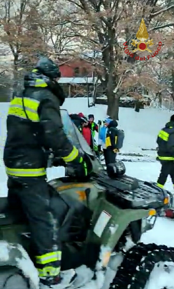 DUE GIOVANI SORPRESI DA UNA BUFERA DI NEVE SULL'ETNA. SALVATI DAI VIGILI DEL FUOCO