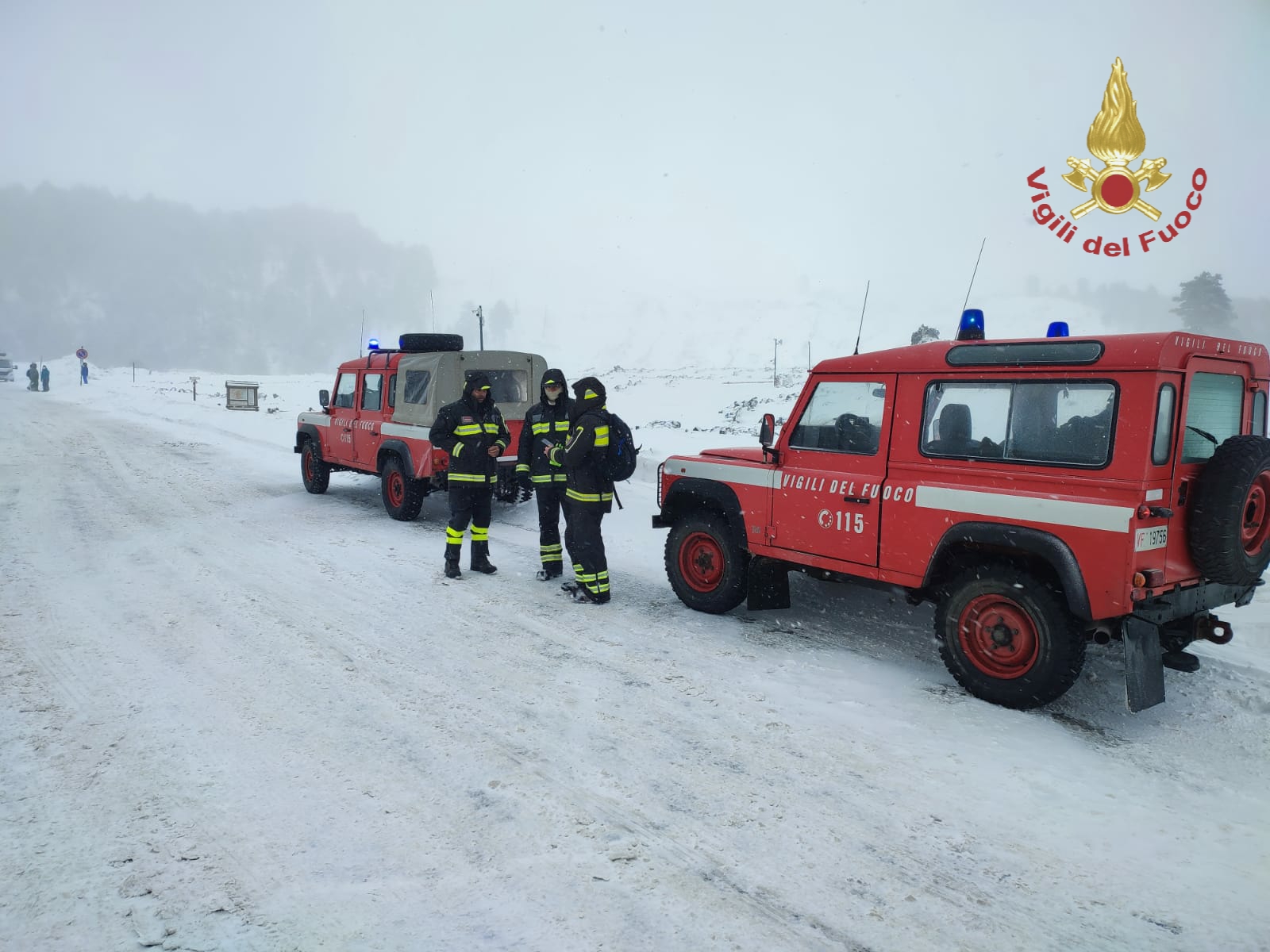 DUE GIOVANI SORPRESI DA UNA BUFERA DI NEVE SULL'ETNA. SALVATI DAI VIGILI DEL FUOCO