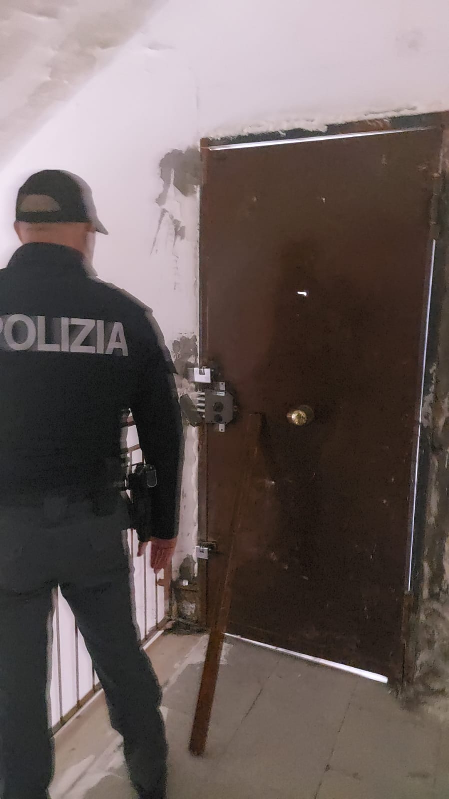 CONTROLLI ANTIDROGA DELLA POLIZIA IN VIALE GRIMALDI, FERITI DUE AGENTI   INTERVENUTI I  RESIDENTI DELLO STABILE PER NON FAR PRENDERE AI POLIZIOTTI LA DROGA E I SOLDI CHE DETENEVA IL MALFATTORE.