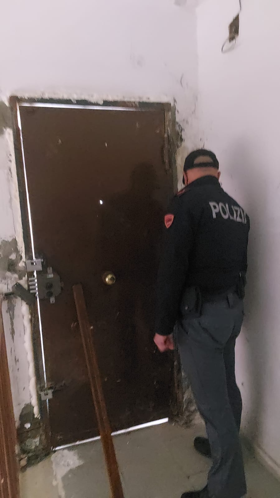 CONTROLLI ANTIDROGA DELLA POLIZIA IN VIALE GRIMALDI, FERITI DUE AGENTI   INTERVENUTI I  RESIDENTI DELLO STABILE PER NON FAR PRENDERE AI POLIZIOTTI LA DROGA E I SOLDI CHE DETENEVA IL MALFATTORE.