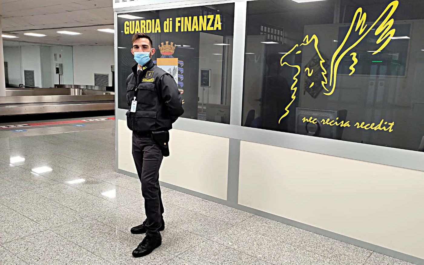 CATANIA: ARRESTATO CORRIERE OVULATORE PRESSO L’AEROPORTO DI FONTANAROSSA. SEQUESTRATO 1 KG DI EROINA ALLO STATO PURO