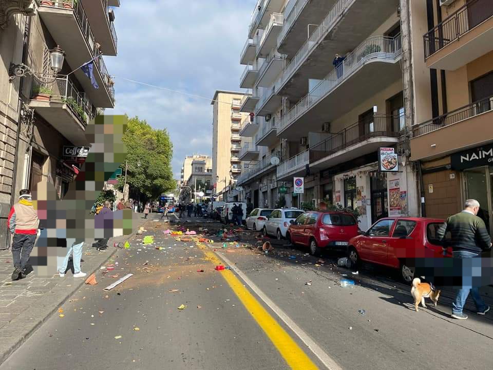 FOLLIA A CATANIA: DONNA NUDA LANCIA VASI E OGGETTI DAL ERZO PIANO SU VIA ETNEA