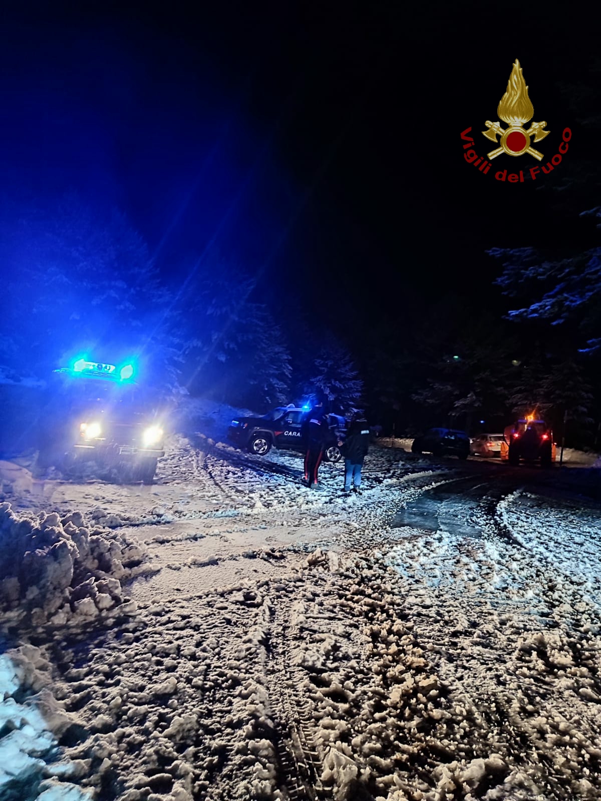 FORTE NEVICATA A PIANO PROVENZANA: AUTOMOBILISTI BLOCCATI SALVATI DAI VIGILI DEL FUOCO