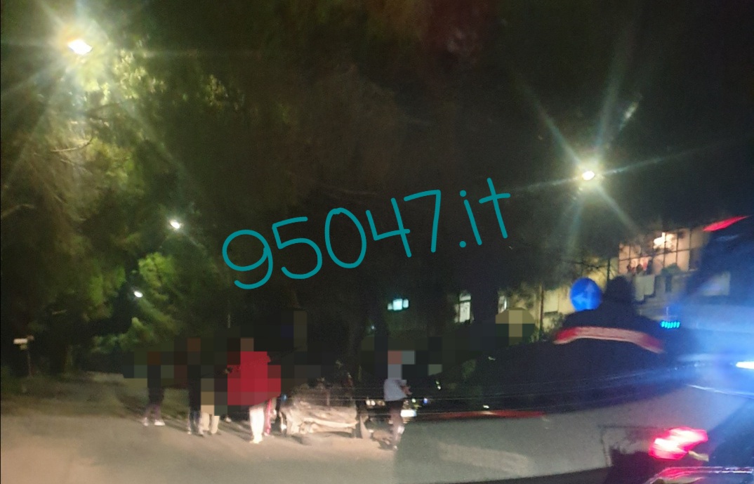 PATERNO': SI SCHIANTA  CONTRO AUTO PARCHEGGIATA,  ABBANDONA IL MEZZO E SCAPPA