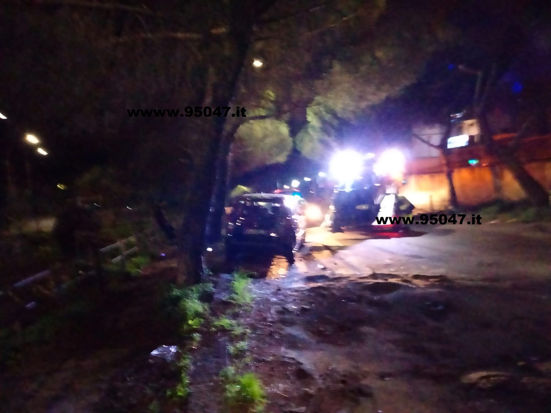 PATERNO': SI SCHIANTA  CONTRO AUTO PARCHEGGIATA,AUTOMOBILISTA ABBANDONA IL MEZZO E SCAPPA