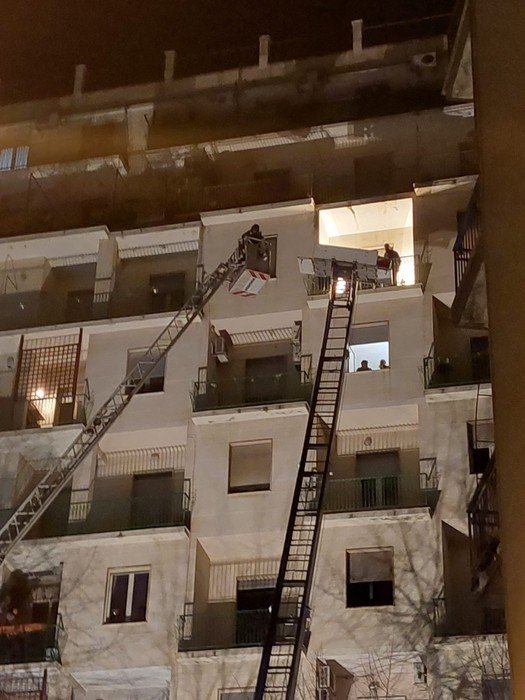 FOGGIA: SI ROMPE MONTACARICHI, BARA SOSPESA IN ARIA PER ORE. INTERVENGONO I  VIGILI DEL FUOCO