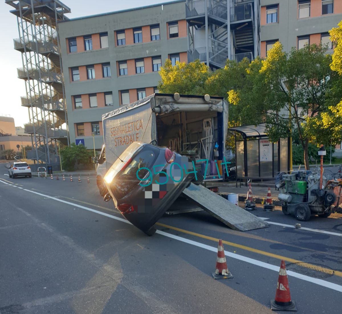 INCIDENTE ALL'INTERNO DEL  POLICLINICO DI CATANIA,  ABBAGLIATO DAL SOLE SI SCHIANTA SUL FURGONE
