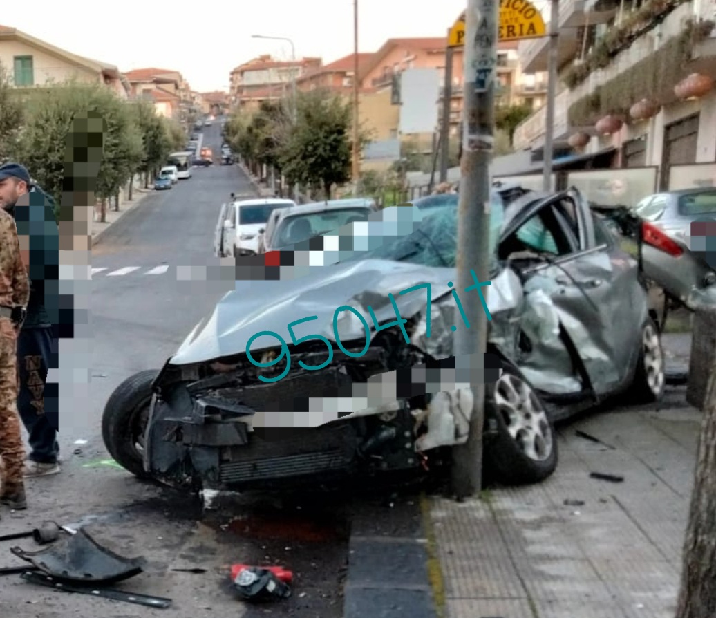 MOTTA SANT'ANASTASIA: PERDE IL CONTROLLO DELL’AUTO E SI SCHIANTA CONTRO UN ALBERO E DELLE AUTO PARCHEGGIATE