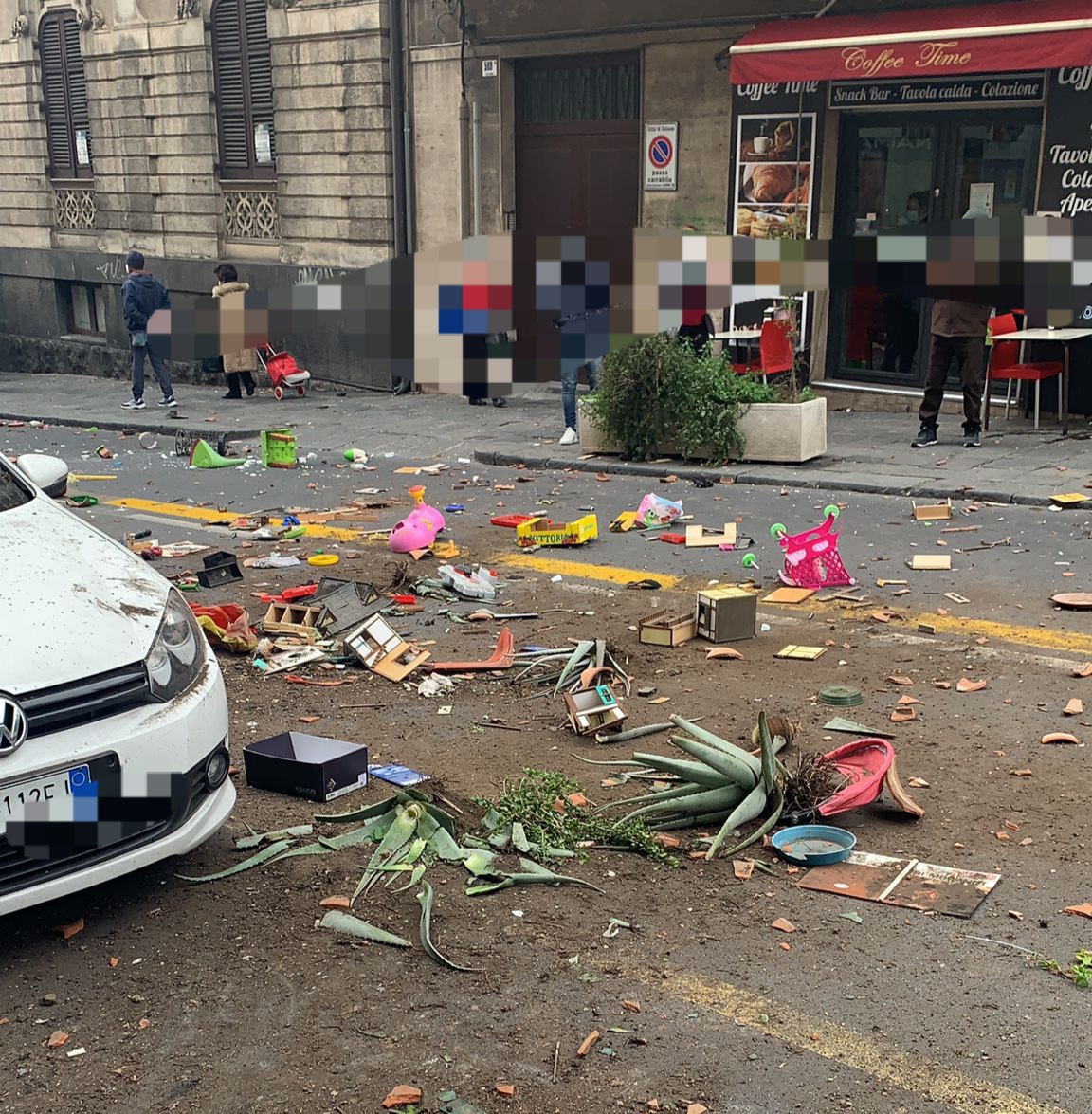 FOLLIA A CATANIA: DONNA NUDA LANCIA VASI E OGGETTI DAL ERZO PIANO SU VIA ETNEA