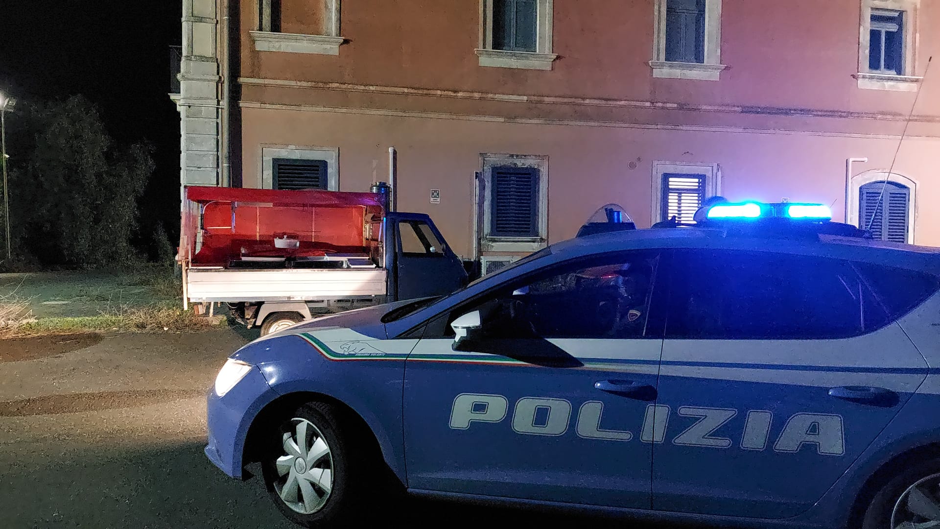 CONTROLLI ANTIDROGA DELLA POLIZIA IN VIALE GRIMALDI, FERITI DUE AGENTI   INTERVENUTI I  RESIDENTI DELLO STABILE PER NON FAR PRENDERE AI POLIZIOTTI LA DROGA E I SOLDI CHE DETENEVA IL MALFATTORE.