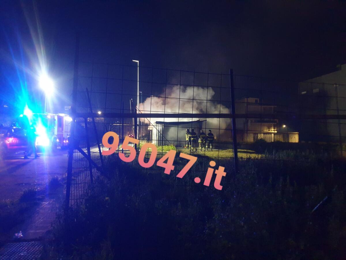 PATERNO'. I VANDALI COLPISCONO,  A FUOCO IERI CASOTTO IN VIA MARCO POLO - 